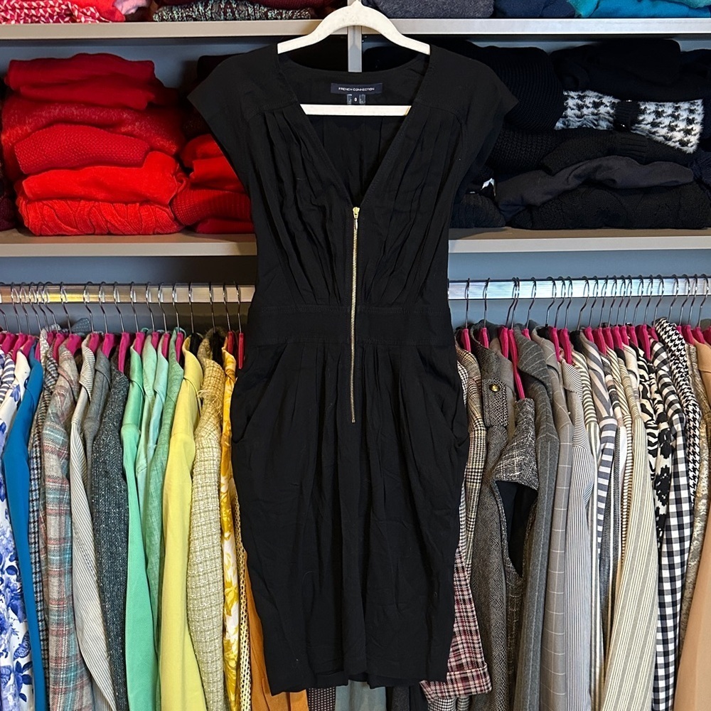 French Connection black 2 pocket exposed front zip closure v neck dress size 0